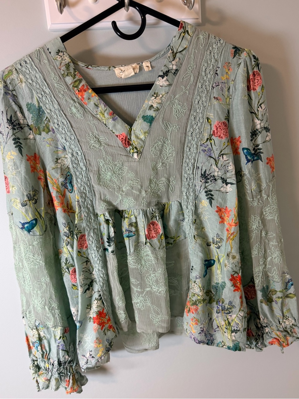 Let Me Be - beautiful blouse - Picture 1 of 10